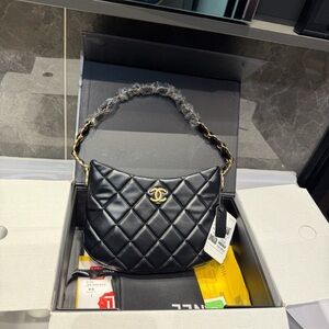 Elegant Black Quilted Shoulder Bag with Gold Chain